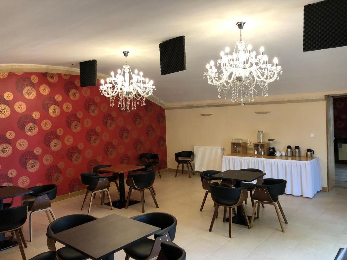 Hotel La Croix De Vernuche Varennes-Vauzelles Buitenkant foto